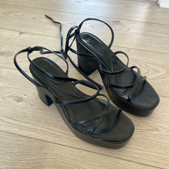 Black strappy platform sandals 🖤 - Picture 3 of 6